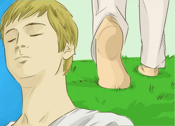 یک فرد در حال تفکر و تصویر راه‌رفتن روی چمن