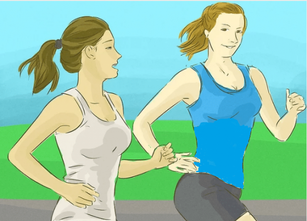 دو دونده خانم در حال دویدن و حرف‌زدن با هم