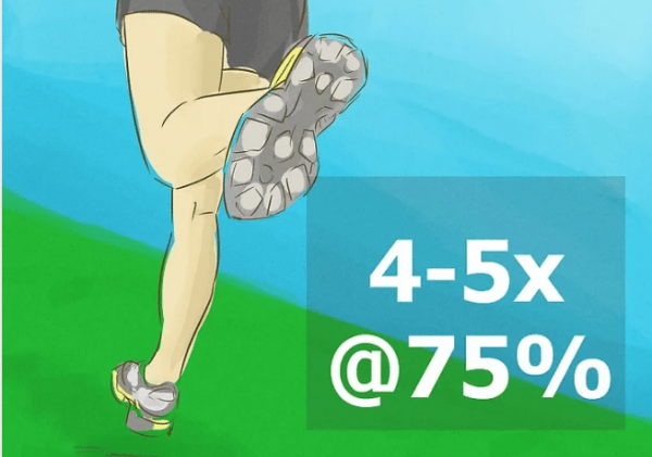 پاهای دونده در حال دویدن روی چمن