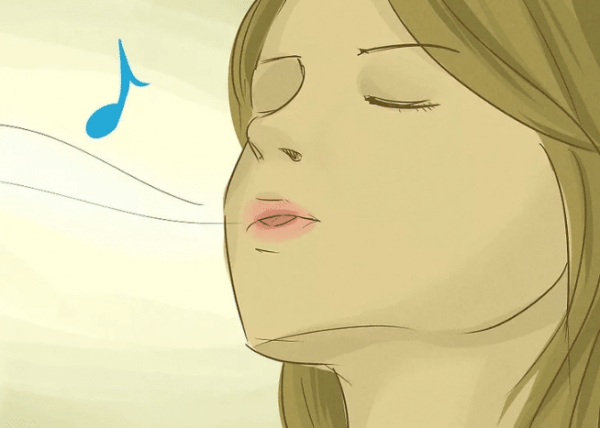 یک دختر در حال انجام تنفس‌های عمیق