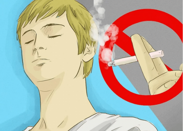 یک فرد در کنار تابلوی سیگارکشیدن ممنوع