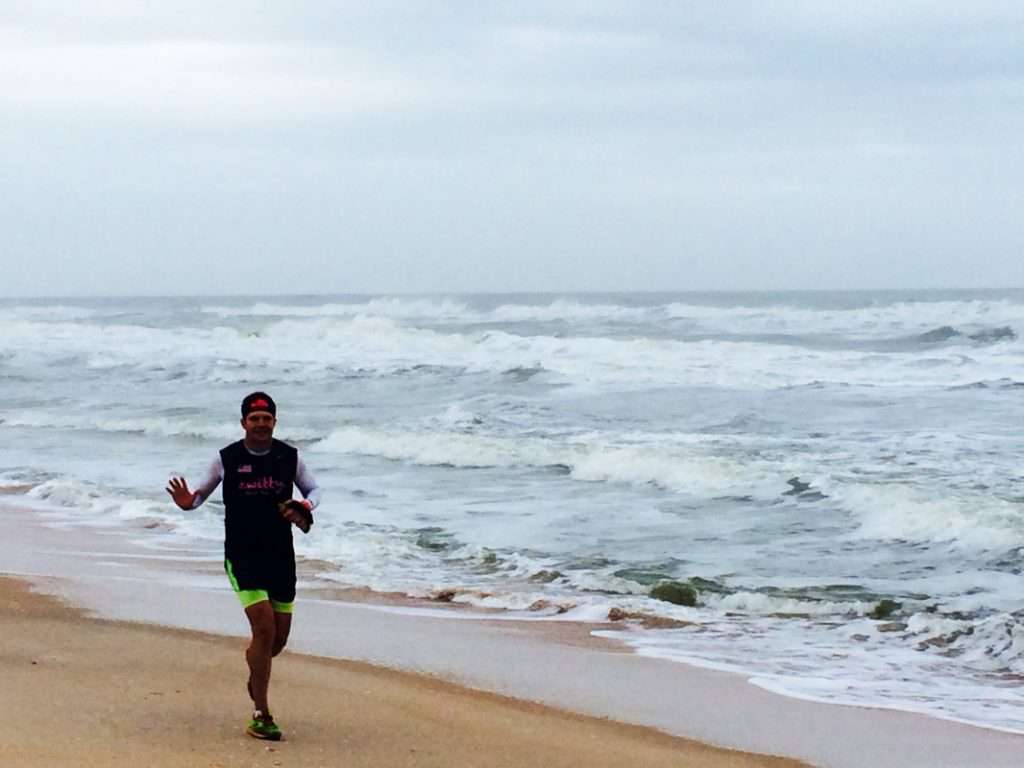 دونده‌ای در حال دویدن در کنار اقیانوس کنار ساحل