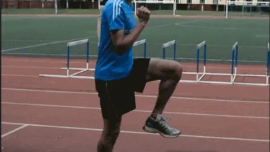 دونده در حال انجام حرکت زانوبلند روی پیست دوومیدانی