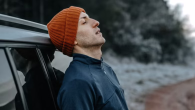 مردی کهبه ماشین تکیه داده است