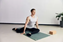 ورزشکار آقا در حال انجام کشش 90-90 برای باسن