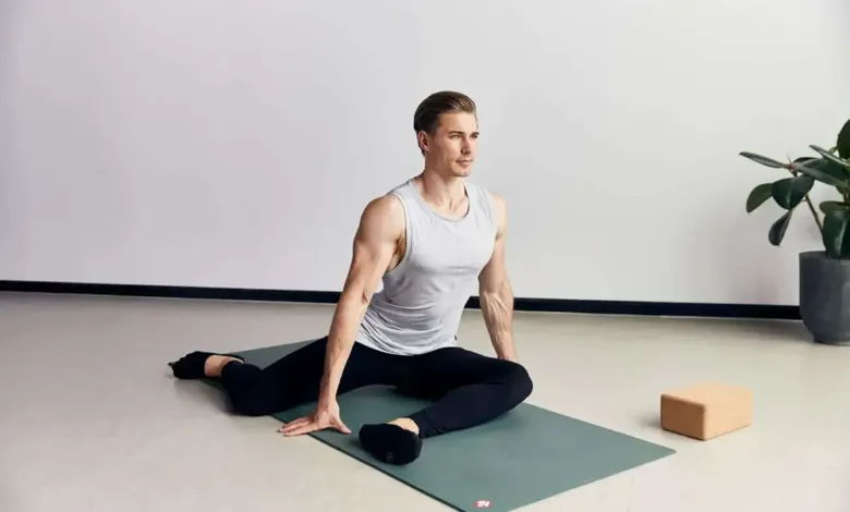 ورزشکار آقا در حال انجام کشش 90-90 برای باسن