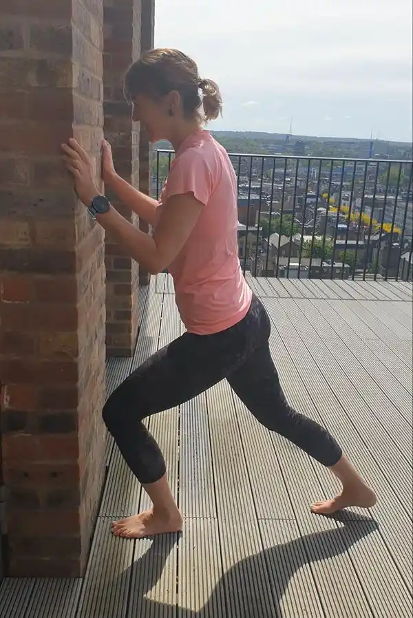 دونده در حال کشش عضلات نعلی