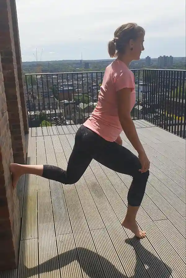 دونده در حال انجام کشش ساق از نوع لانج بلندکردن پاشنه از زمین