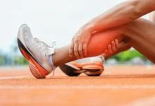 دونده در حال تجربه درد کشیدگی عضلانی ساق