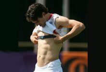 ورزشکار در حال بستن مانیتور ضربان قلب سینه ای