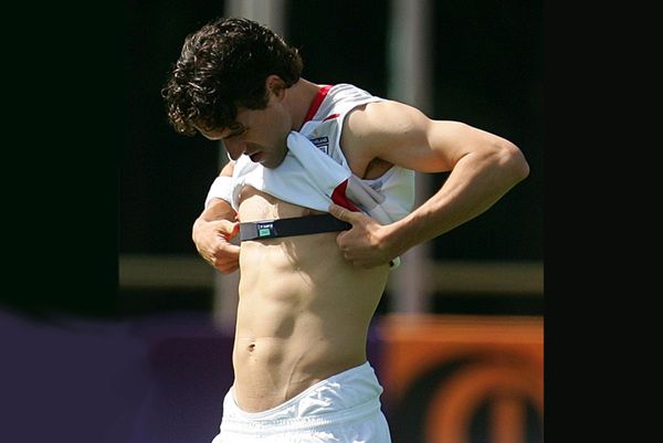 ورزشکار در حال بستن مانیتور ضربان قلب سینه ای