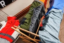 لباس‌های ورزشی شسته شده رو بند رخت