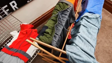 لباس‌های ورزشی شسته شده رو بند رخت