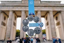 نشان 6 ستاره 6 ماراتن بزرگ جهان در دستان یک دونده