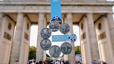 نشان 6 ستاره 6 ماراتن بزرگ جهان در دستان یک دونده