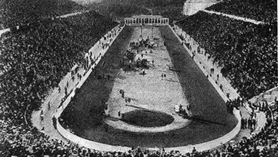 استادیوم باستانی یونان در حال برگزاری مسابقه دوومیدانی و جمعیت زیاد در حال تماشای مسابقات