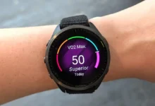 یک دست ورزشکار و ساعت ورزشی در حال نمایش VO2 max