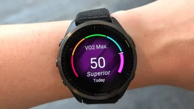 یک دست ورزشکار و ساعت ورزشی در حال نمایش VO2 max