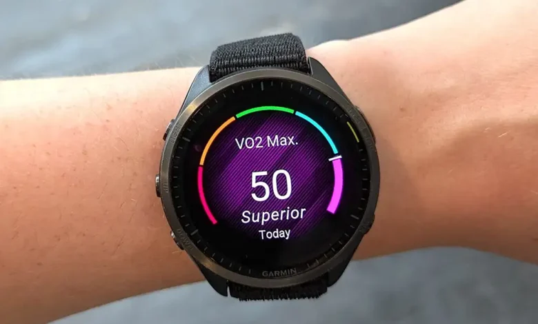 یک دست ورزشکار و ساعت ورزشی در حال نمایش VO2 max