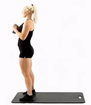 خانم ورزشکار در حال لانج برعکس با کتل بل